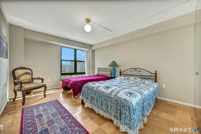 Building Photo - 44 Strawberry Hill Ave