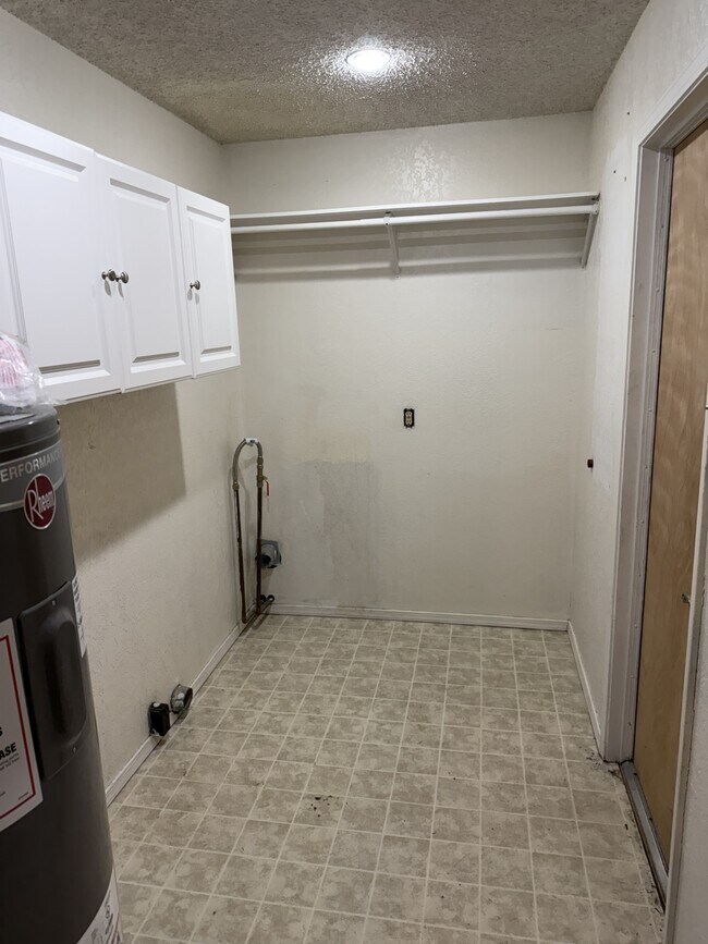 Building Photo - 2706 Park Dr