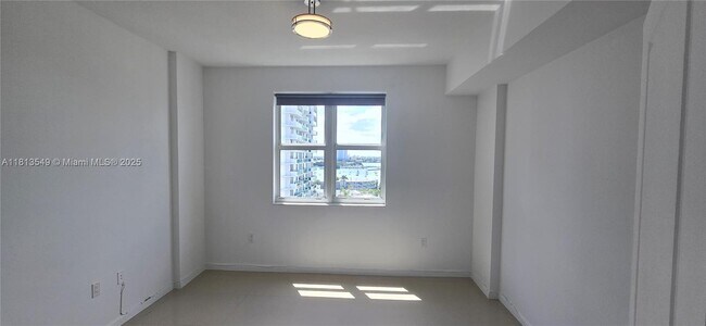 Building Photo - 7910 Harbor Island Dr