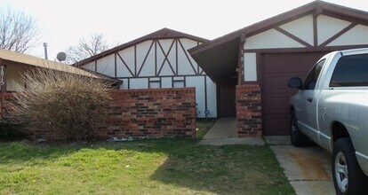 Building Photo - 3 bed 2 bath duplex for rent near I-240 and Western, close to everything!