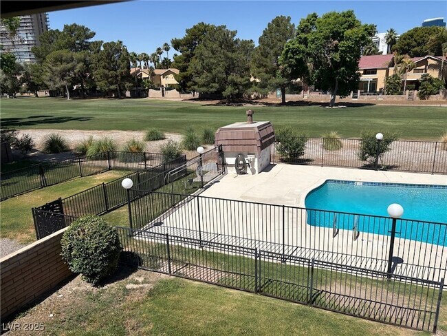 Building Photo - 2963 Pinehurst Dr