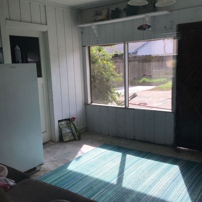 Building Photo - Coming Available 3 Bedroom