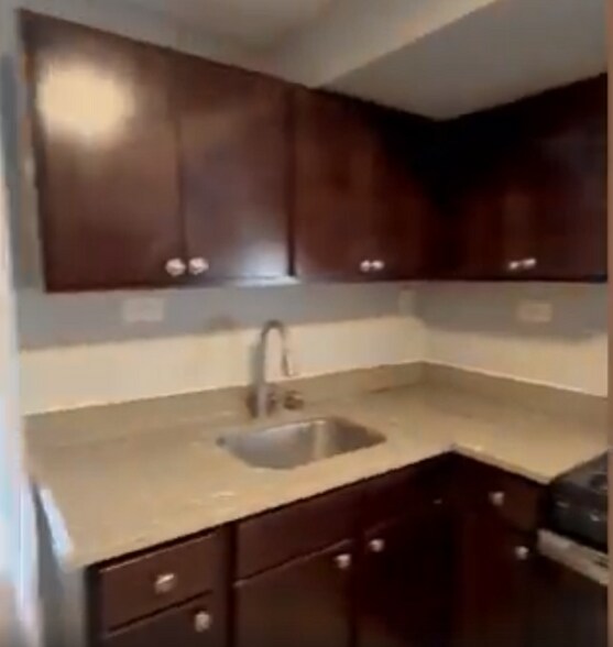 Building Photo - 6612 S Rhodes Ave