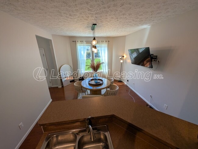 Building Photo - Avon Lake 3-Bedroom Condo with Pool, Tennis Courts & Lawn Care Included