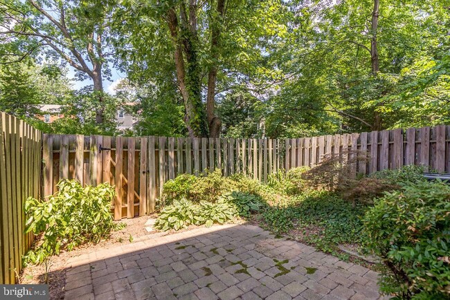 Building Photo - 1059 N George Mason Dr