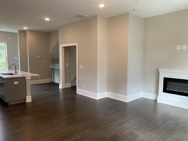 Building Photo - BEAUTIFUL TOWNHOMES IN MIDTOWN