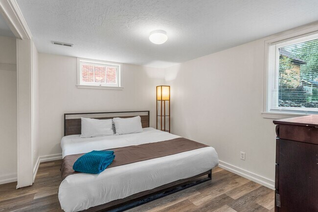 Building Photo - 3 Bed 2 Bath South Hill Spokane home offering all the updates..