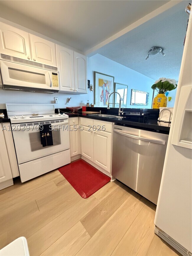 Building Photo - 540 Brickell Key Dr