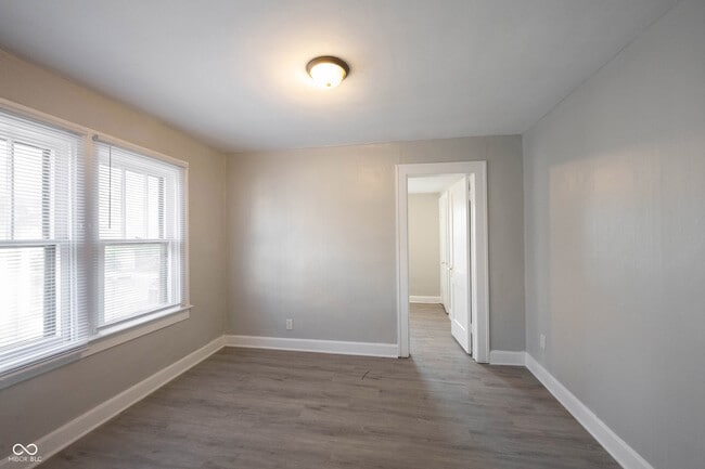 Building Photo - 915 N Drexel Ave