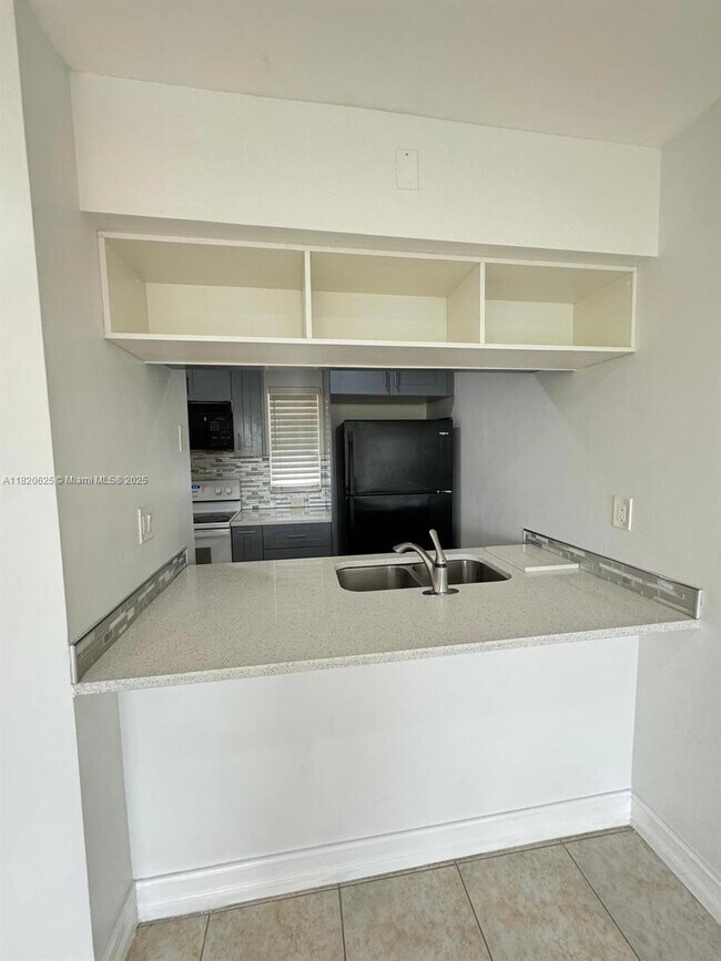 Building Photo - 9919 Twin Lakes Dr