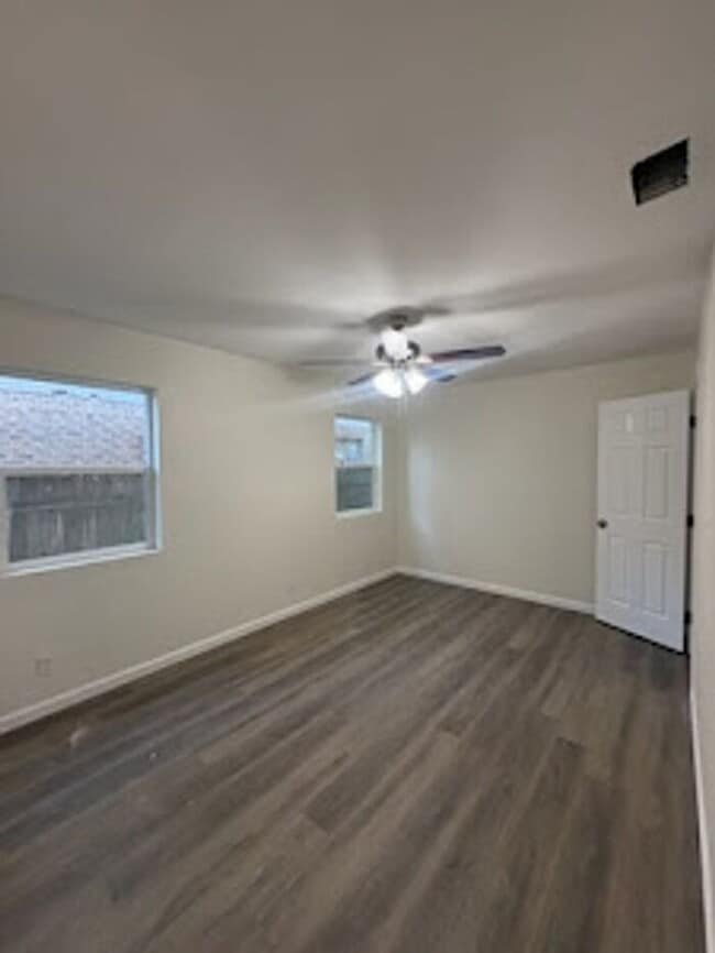 Building Photo - Beautiful newly remodeled 2/1 apartment!