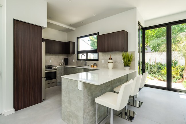 Building Photo - 370 N San Vicente Blvd