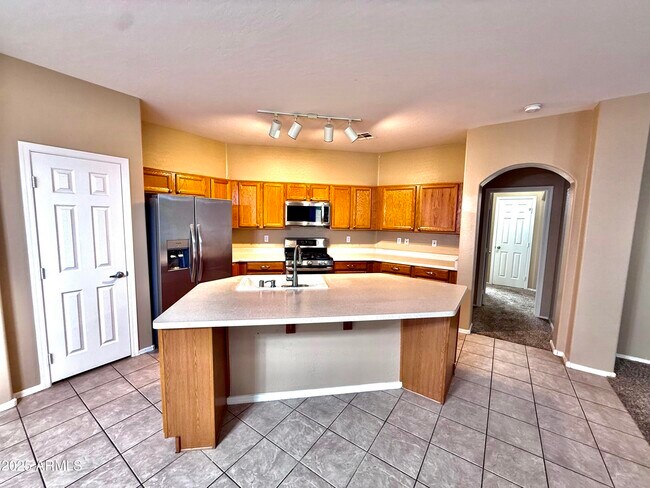 Building Photo - 14841 W Desert Hills Dr