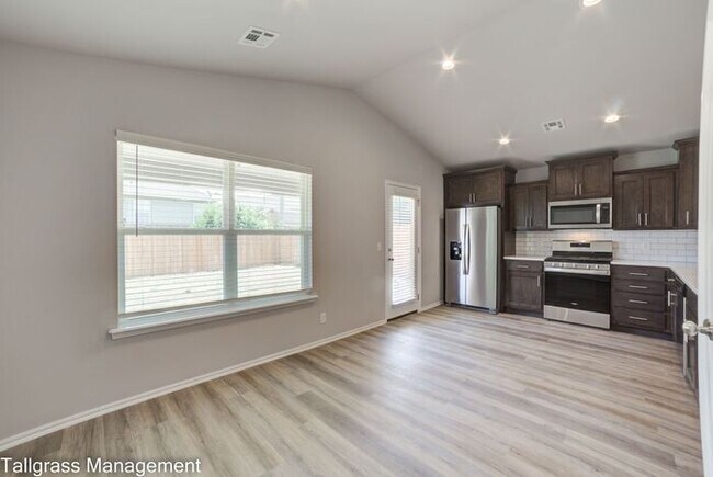 Building Photo - Beautiful 4/2.5/2 in Sand Springs!