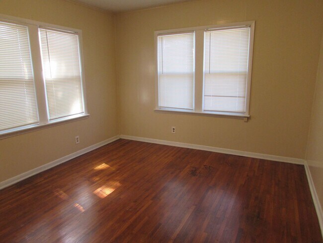 Building Photo - Charming home and It's close to TU, Cherry Street and downtown.