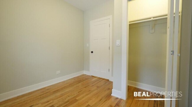Building Photo - 3 bedroom in CHICAGO IL 60657