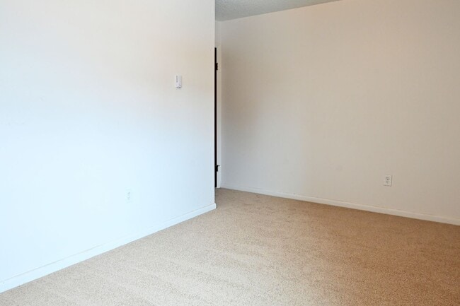 Building Photo - 2 bed 1 Bath townhouse