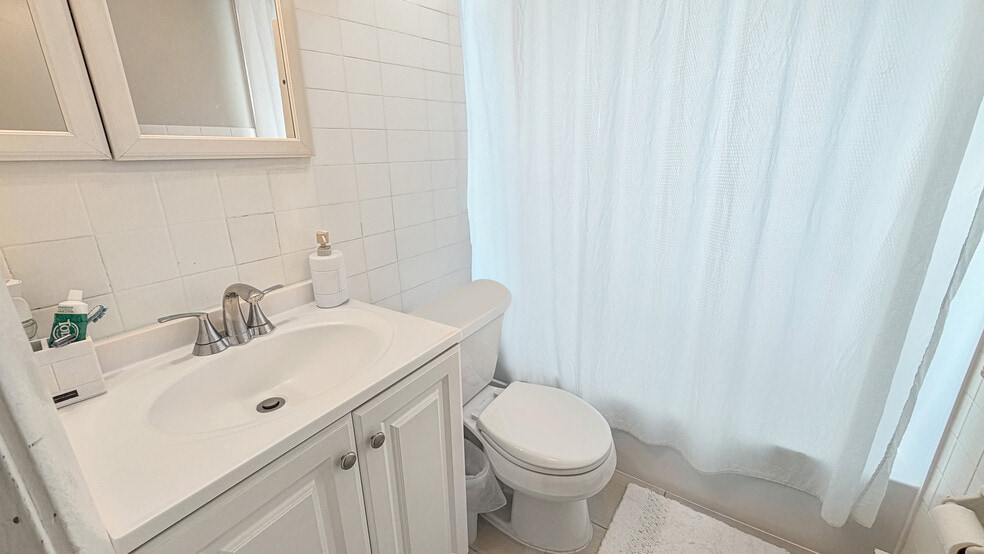 Building Photo - 154 Charlton Ave