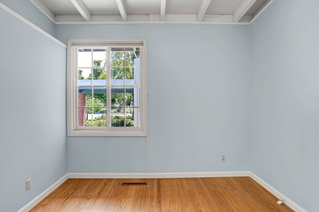 Building Photo - Spacious 4 bed, 2.5 Bath Home with Bonus Room and Pool in Palo Alto!