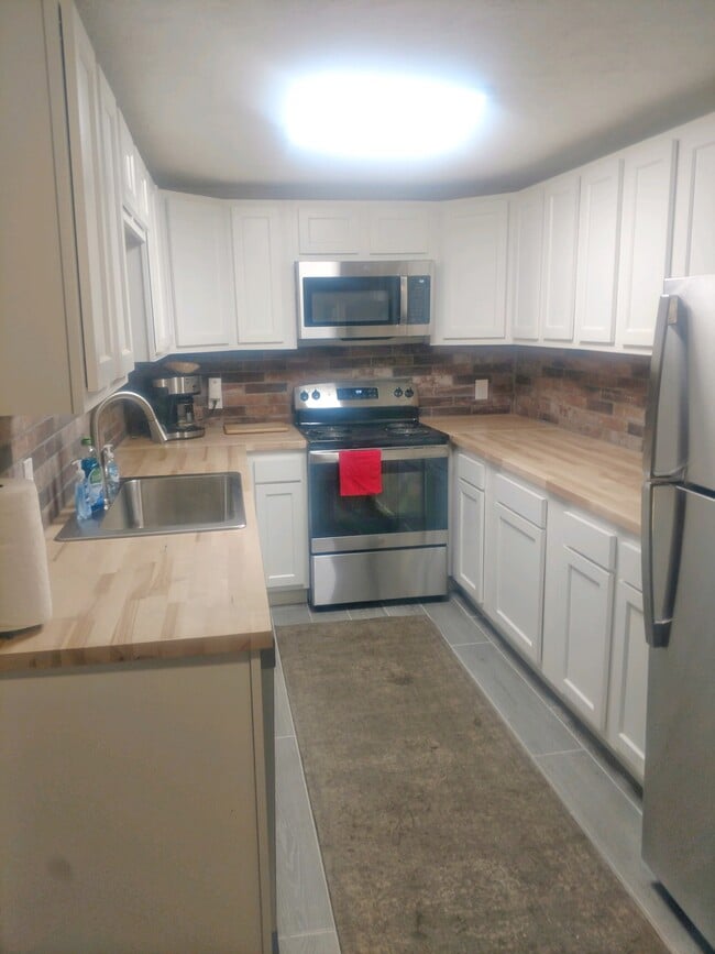 Building Photo - 185 S Cypress Ave