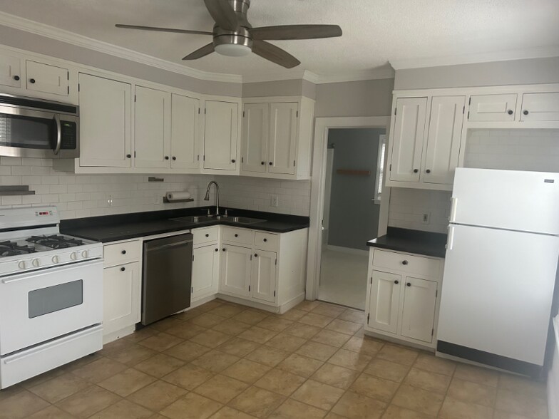 Building Photo - 14 Bicycle St