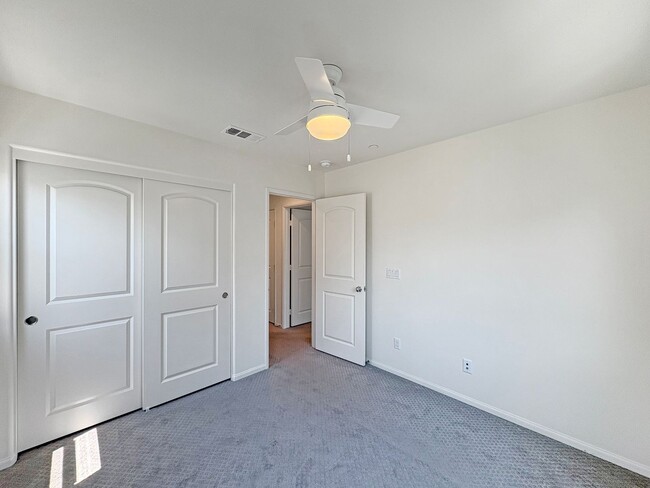 Building Photo - Beautiful 4B/3BA Vista Home w/ Pool & Mode...