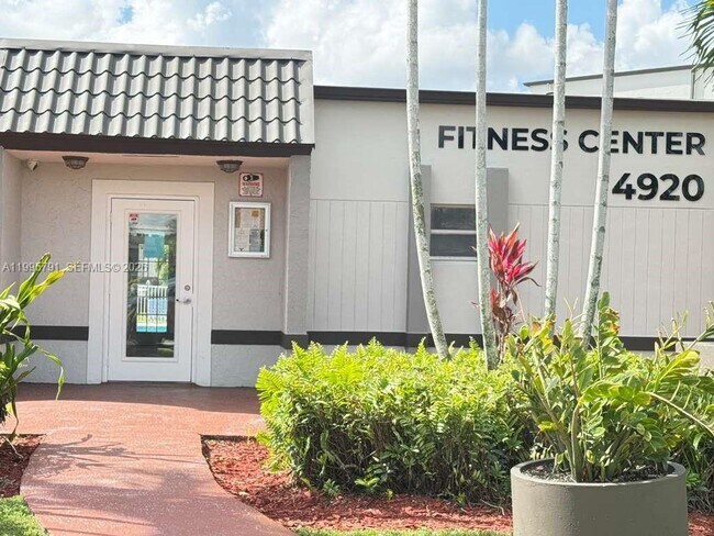 Building Photo - 5201 Geneva Ct