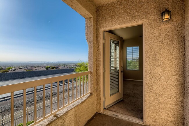 Building Photo - 1 Bedroom Condo in a Gated Northwest Commu...