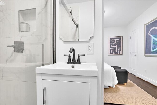 Building Photo - 2222 Beecher Cir SW