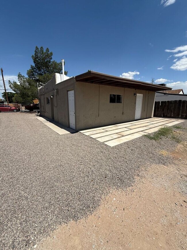 Building Photo - HOUSE FOR RENT
