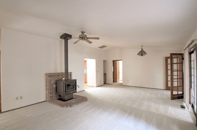 Building Photo - Rent 3 bed property for $2750 per month