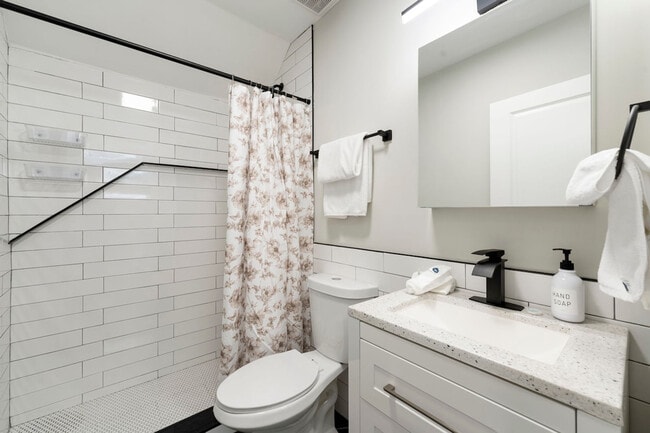 Building Photo - 1900 W 17th St