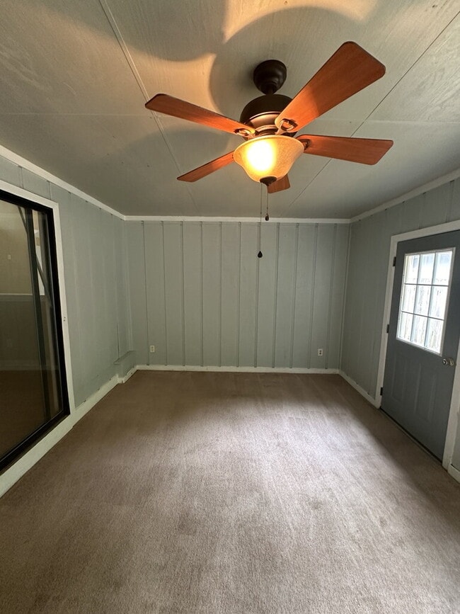 Building Photo - "Charming 3-Bedroom home with Florida room!"