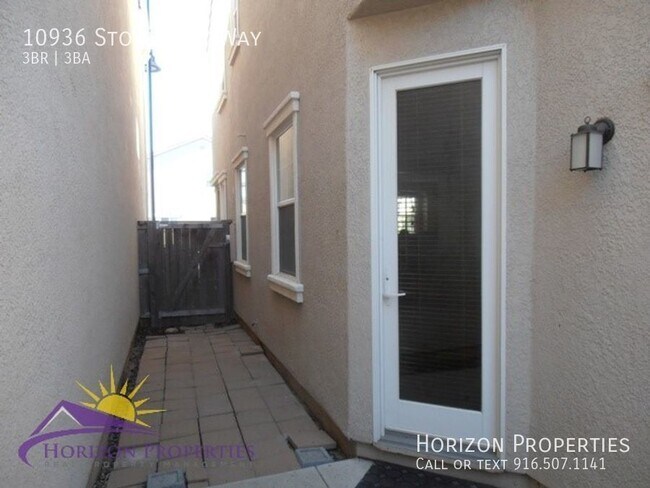 Building Photo - Modern Two-story 3 Bed 2.5 Bath 1,374 sqft...