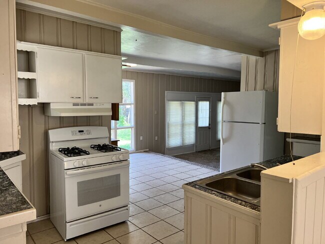 Building Photo - Large 2/1.5 with 2 Living Areas