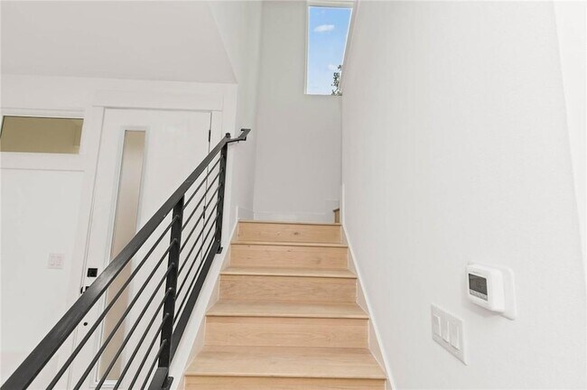 Building Photo - 3321 Hemlock Ave