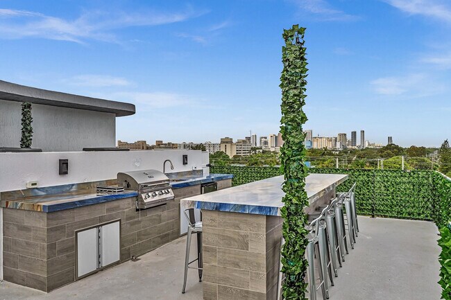 Building Photo - 2100 Miami Rd