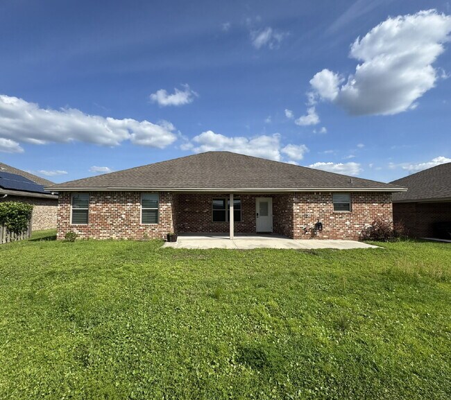 Building Photo - Beautiful Brick 3/2 in popular neighborhood!