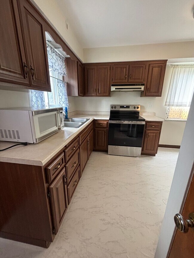 Building Photo - Appealing 3-Bedroom Home in Upper St. Clair - Available in August!
