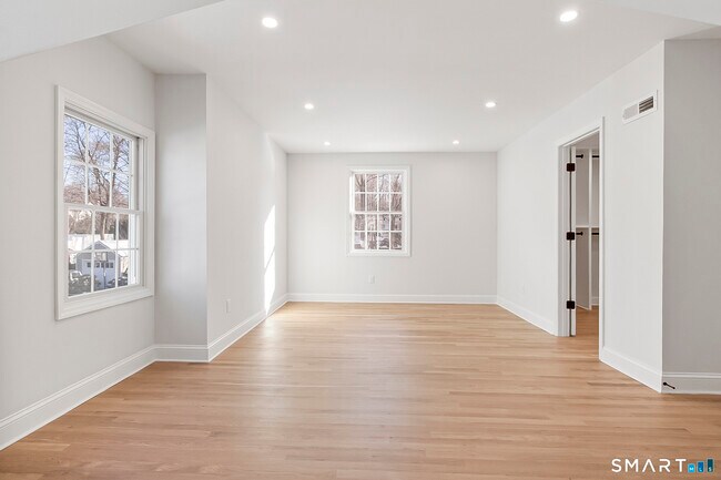 Building Photo - 10 Greenwood Ave