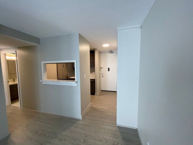 Building Photo - Pet Friendly 1 bed, 1 bath, 1 parking in A...