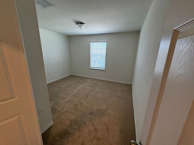 Building Photo - 5 bedroom 3.5 Bath House on Oakland Trails, Easy Turnpike Access No Rear Neighbors