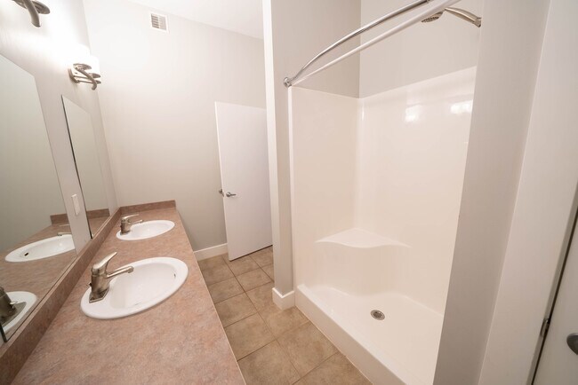 Main bathroom - 600 Broadway Ave NW
