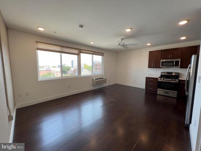 Building Photo - 1637 Poplar St