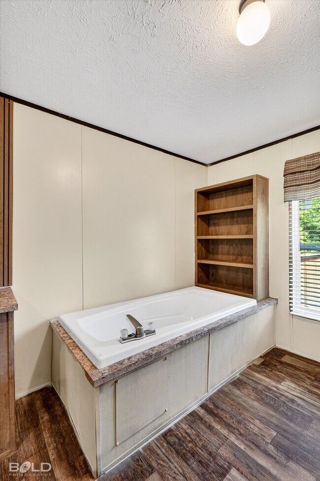 Building Photo - 4BD/2BA home with fenced back yard.