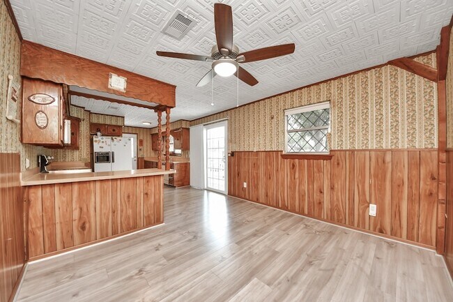 Building Photo - 535 Pampa St