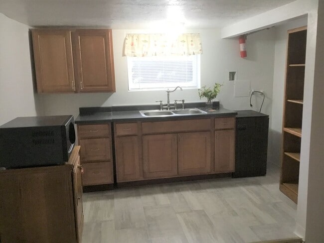 Building Photo - Spacious Milwaukie Studio