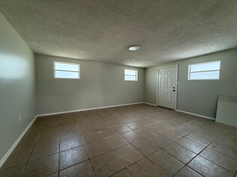 Building Photo - 6003 W Harwood Ave