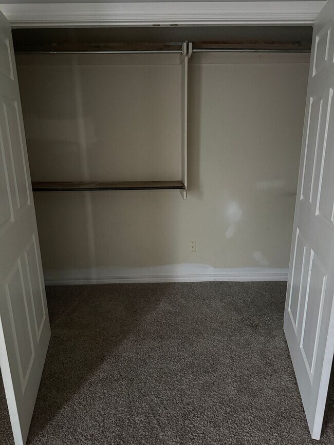 Building Photo - Charming Corner-Lot Duplex in the Heart of Yukon – Available Now!