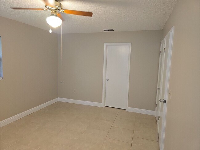 Building Photo - Beautuful 2 bedroom, 2 bath, 2 car garage rental home in Weeki Wachee!